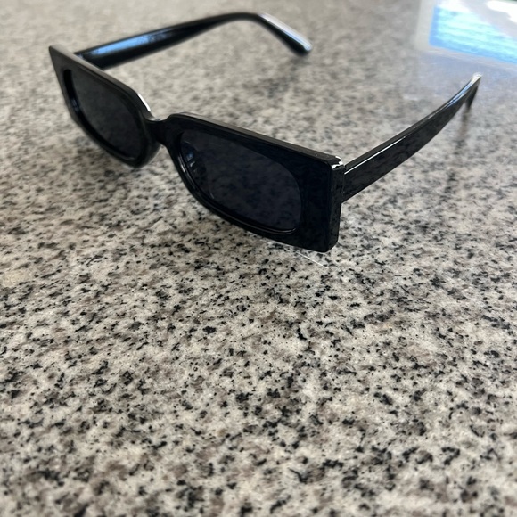 Black squared sunglasses - Picture 2 of 3